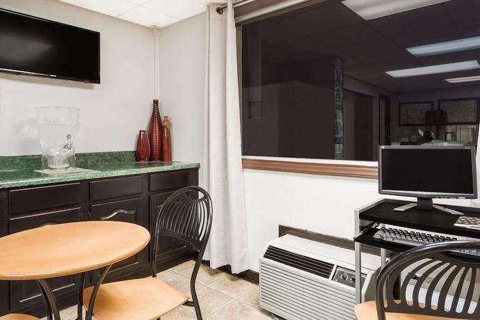 Imagen de los interiores del Hotel Super 8 By Wyndham Greensboro. Foto 15