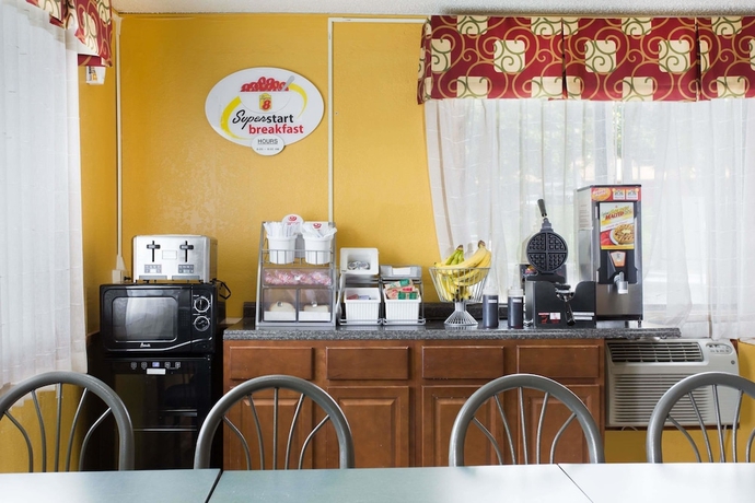 Imagen del bar/restaurante del Hotel Super 8 By Wyndham Greensboro/coliseum/conv.. Foto 2
