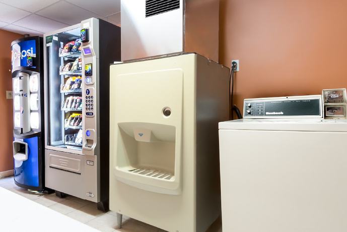 Imagen de los interiores del Hotel Super 8 By Wyndham Greensburg. Foto 15