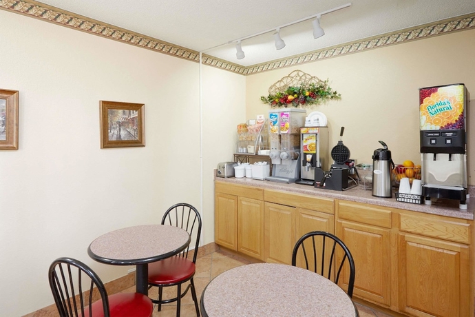 Imagen del bar/restaurante del Hotel Super 8 By Wyndham Greenville, GREENVILLE. Foto 5