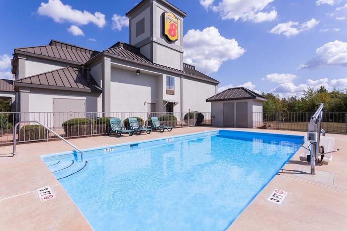 Imagen de la piscina del Hotel Super 8 By Wyndham Greer/spartanburg Area. Foto 17
