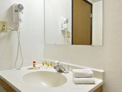 Imagen de la habitación del Hotel Super 8 By Wyndham Groton. Foto 3