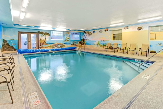 Imagen de la piscina del Hotel Super 8 By Wyndham Gurnee. Foto 14