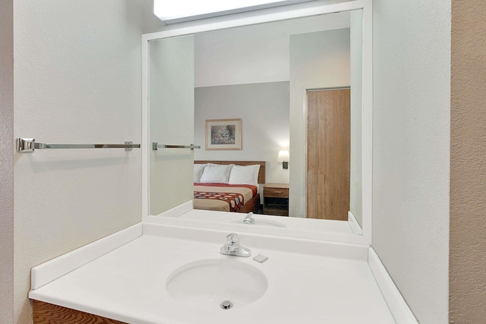 Imagen de la habitación del Hotel Super 8 By Wyndham Hampshire Il. Foto 13