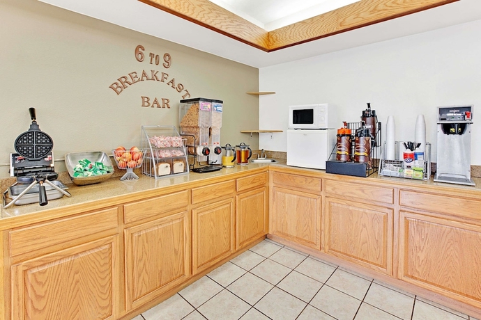 Imagen del bar/restaurante del Hotel Super 8 By Wyndham Hampshire Il. Foto 2