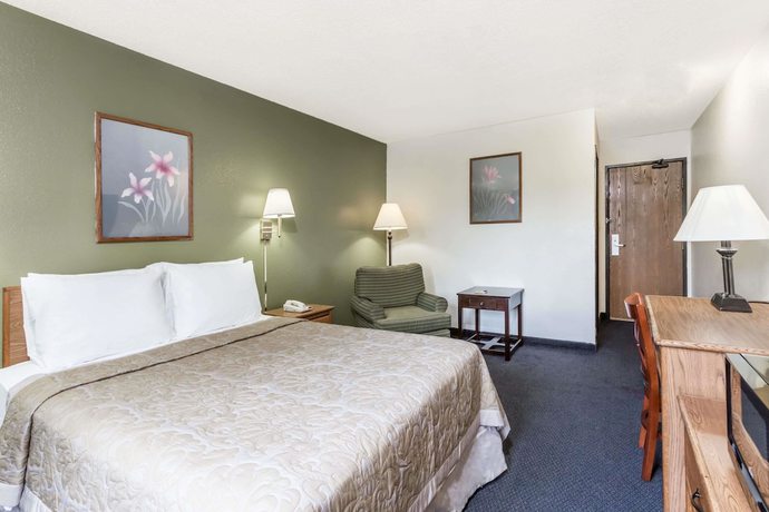 Imagen de la habitación del Hotel Super 8 By Wyndham Hampton. Foto 4