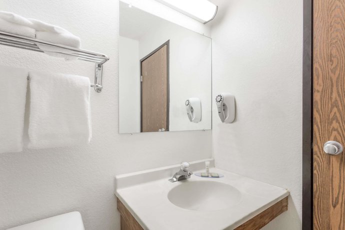 Imagen de la habitación del Hotel Super 8 By Wyndham Hampton. Foto 8
