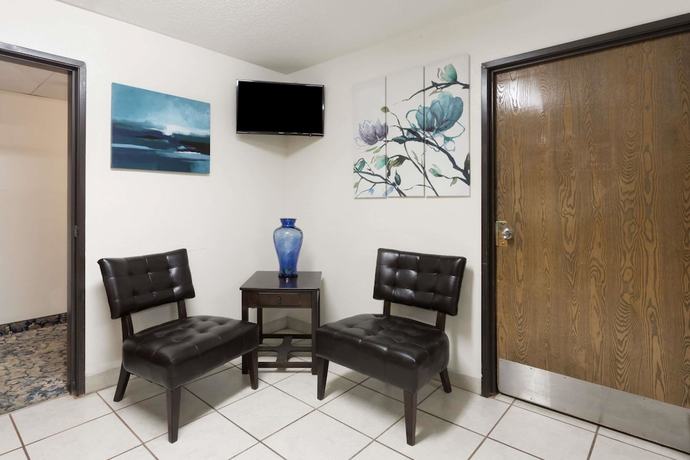 Imagen de los interiores del Hotel Super 8 By Wyndham Hampton. Foto 13