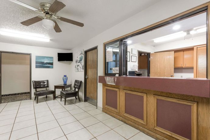 Imagen de los interiores del Hotel Super 8 By Wyndham Hampton. Foto 14