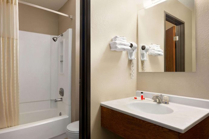 Imagen de la habitación del Hotel Super 8 By Wyndham Hannibal. Foto 7
