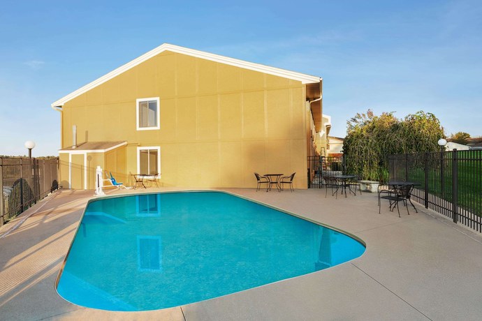 Imagen de la piscina del Hotel Super 8 By Wyndham Hannibal. Foto 19