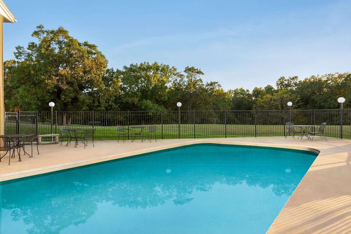 Imagen de la piscina del Hotel Super 8 By Wyndham Hannibal. Foto 20