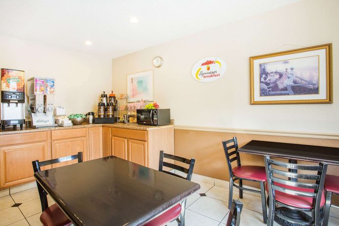 Imagen del bar/restaurante del Hotel Super 8 By Wyndham Harrisonburg. Foto 4