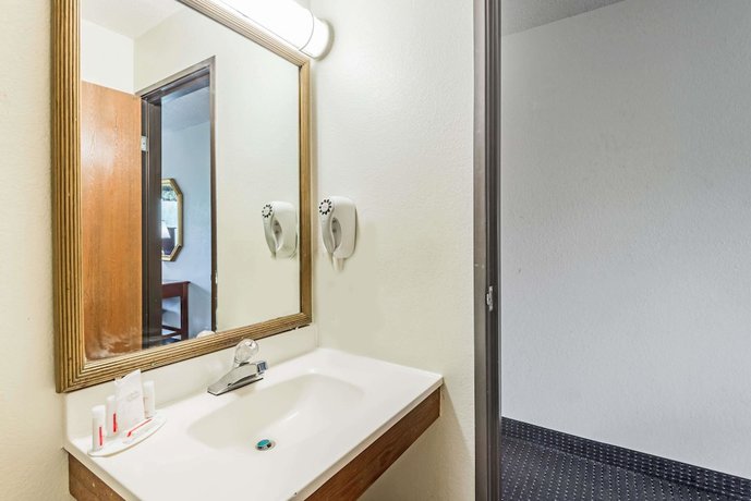 Imagen de la habitación del Hotel Super 8 By Wyndham Hartford. Foto 12