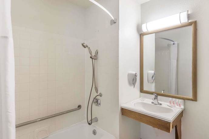 Imagen de la habitación del Hotel Super 8 By Wyndham Hartford. Foto 13