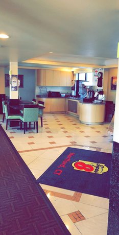 Imagen de los interiores del Hotel Super 8 By Wyndham Hartford. Foto 16