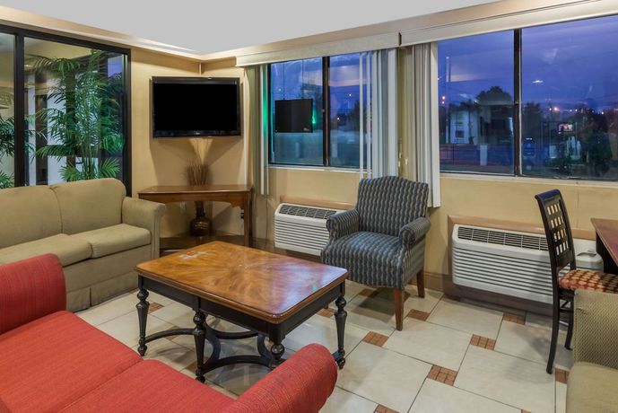 Imagen de los interiores del Hotel Super 8 By Wyndham Hartford. Foto 17
