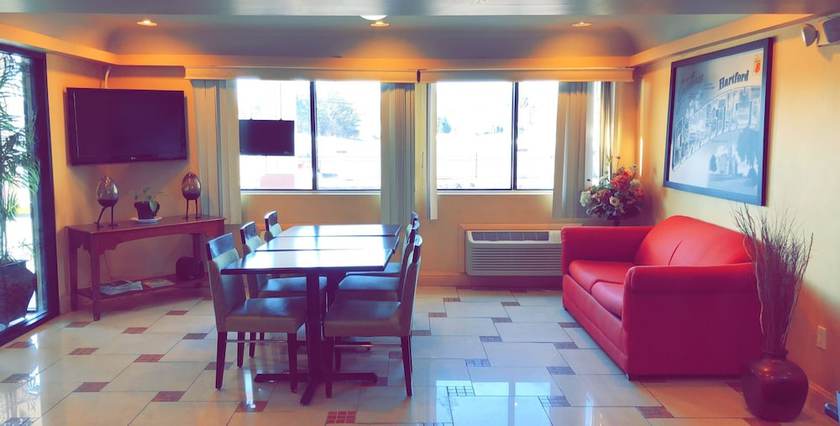 Imagen de los interiores del Hotel Super 8 By Wyndham Hartford. Foto 18