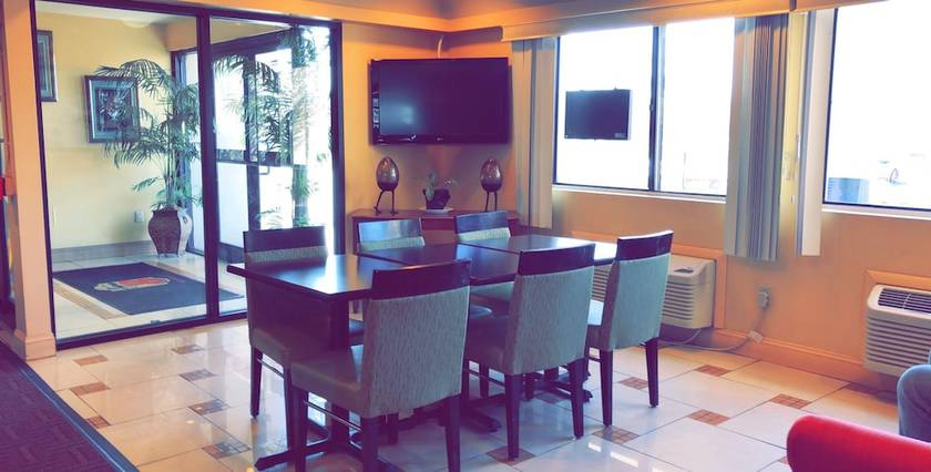 Imagen de los interiores del Hotel Super 8 By Wyndham Hartford. Foto 19