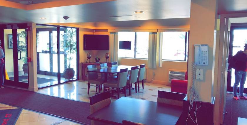 Imagen del bar/restaurante del Hotel Super 8 By Wyndham Hartford. Foto 3