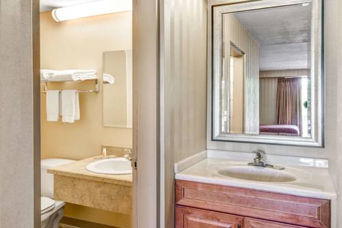 Imagen de la habitación del Hotel Super 8 By Wyndham Hartford South - Rocky Hill. Foto 11