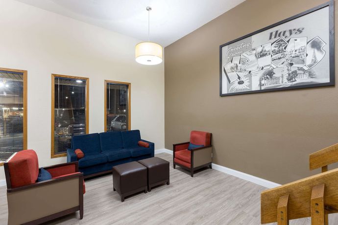 Imagen de los interiores del Hotel Super 8 By Wyndham Hays Ks. Foto 16