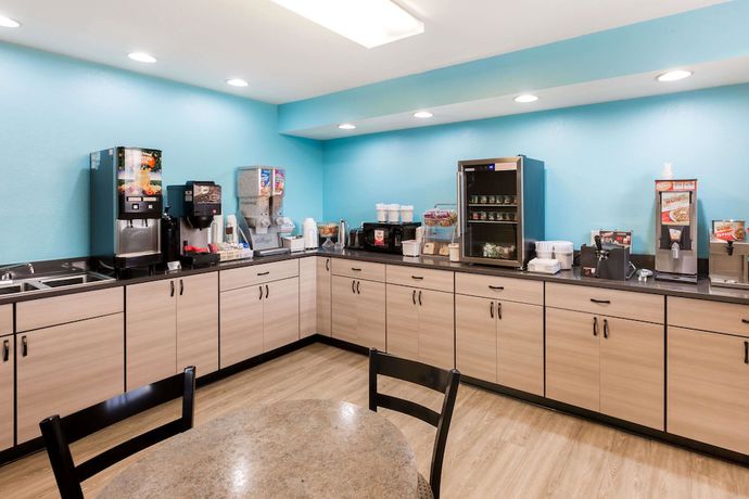 Imagen del bar/restaurante del Hotel Super 8 By Wyndham Hays Ks. Foto 2