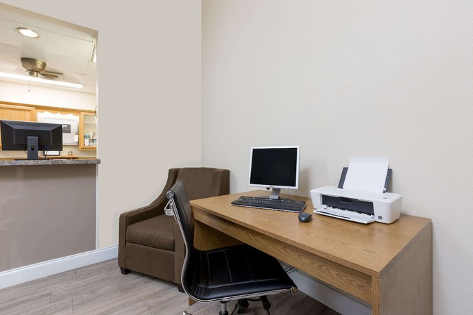 Imagen de los interiores del Hotel Super 8 By Wyndham Hays Ks. Foto 18