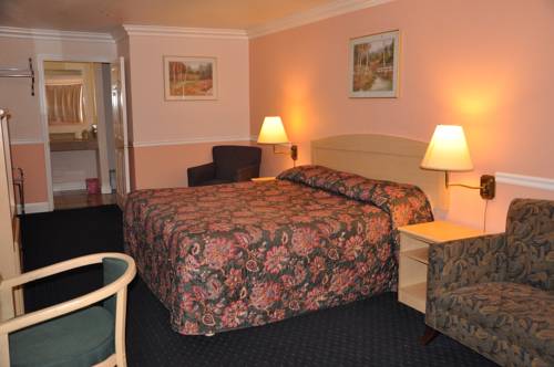 Imagen de la habitación del Hotel Super 8 By Wyndham Hayward Downtown. Foto 13