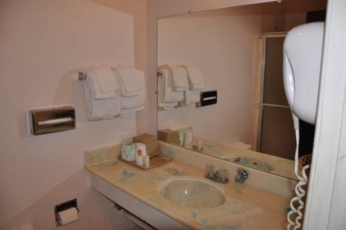 Imagen de la habitación del Hotel Super 8 By Wyndham Hayward Downtown. Foto 16