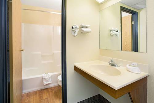 Imagen de la habitación del Hotel Super 8 By Wyndham Henderson North East Denver. Foto 14