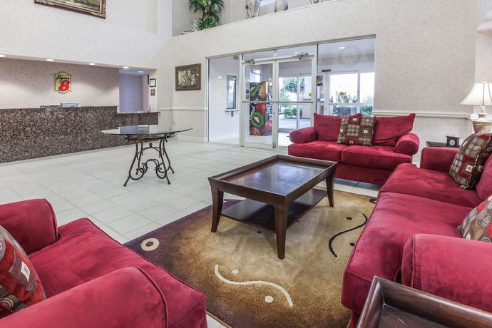 Imagen de los interiores del Hotel Super 8 By Wyndham Hillsboro Tx. Foto 11