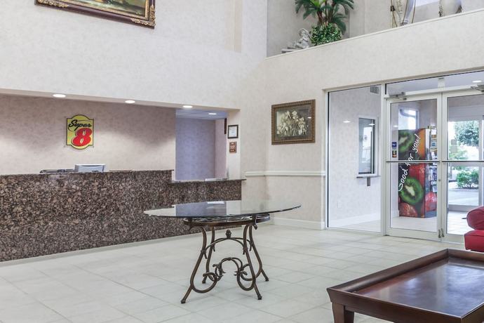 Imagen de los interiores del Hotel Super 8 By Wyndham Hillsboro Tx. Foto 12