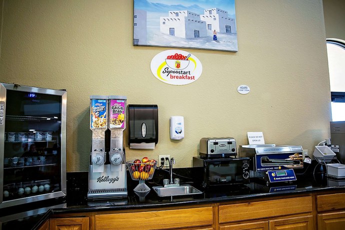 Imagen del bar/restaurante del Hotel Super 8 By Wyndham Holbrook. Foto 7