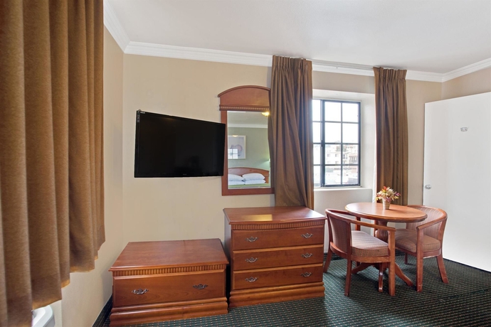 Imagen de los interiores del Hotel Super 8 By Wyndham Hollywood/la Area. Foto 11