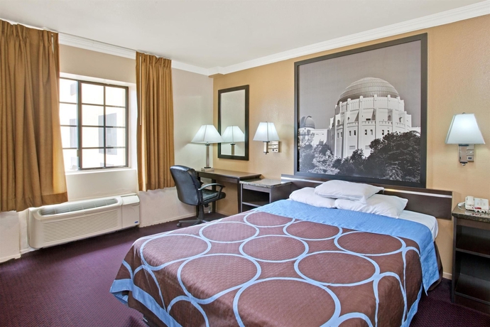 Imagen de los interiores del Hotel Super 8 By Wyndham Hollywood/la Area. Foto 12