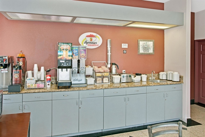 Imagen del bar/restaurante del Hotel Super 8 By Wyndham Hollywood/la Area. Foto 2