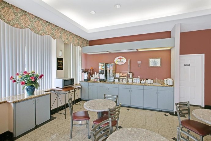 Imagen del bar/restaurante del Hotel Super 8 By Wyndham Hollywood/la Area. Foto 3