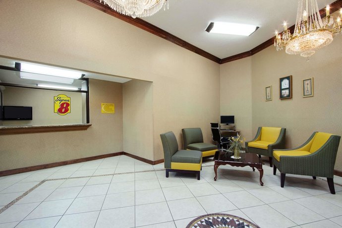 Imagen de los interiores del Hotel Super 8 By Wyndham Homewood Birmingham Area. Foto 19