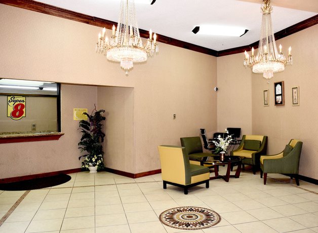 Imagen de los interiores del Hotel Super 8 By Wyndham Homewood Birmingham Area. Foto 20