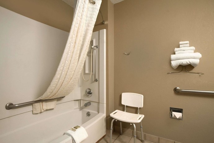 Imagen de la habitación del Hotel Super 8 By Wyndham Homewood Birmingham Area. Foto 17