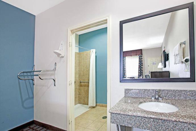 Imagen de la habitación del Hotel Super 8 By Wyndham Houston North I-45. Foto 8