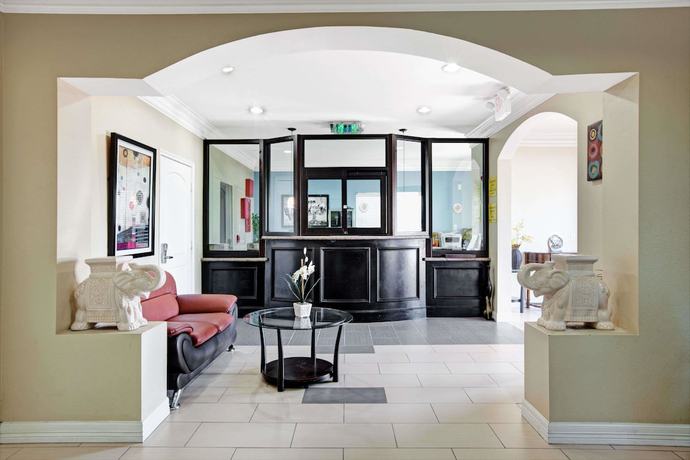 Imagen de los interiores del Hotel Super 8 By Wyndham Houston North I-45. Foto 13