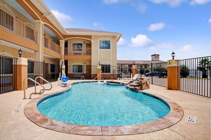 Imagen de la piscina del Hotel Super 8 By Wyndham Houston North I-45. Foto 17