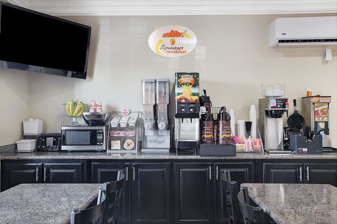 Imagen del bar/restaurante del Hotel Super 8 By Wyndham Houston North I-45. Foto 2