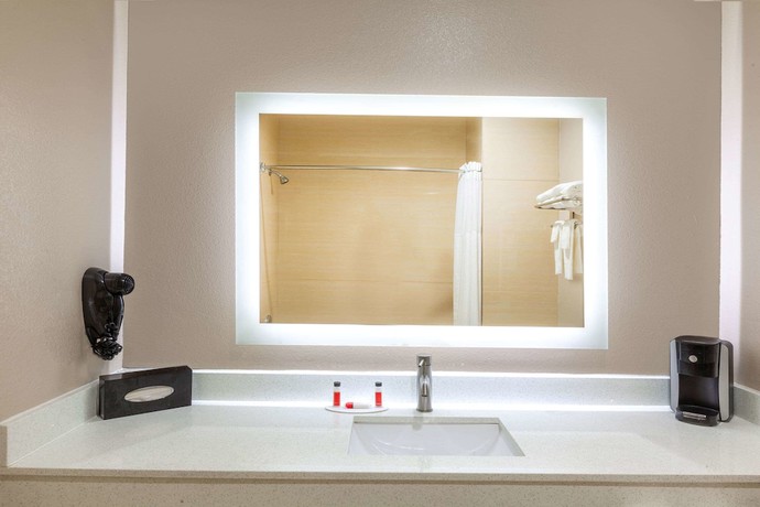 Imagen de la habitación del Hotel Super 8 By Wyndham Houston Northwest Cypress. Foto 8