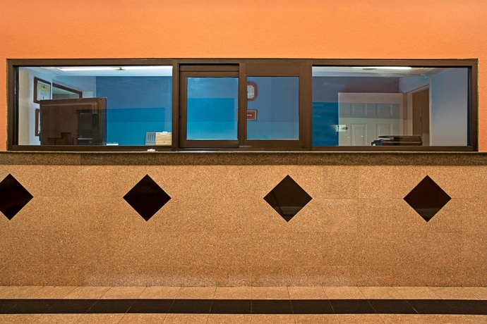 Imagen de los interiores del Hotel Super 8 By Wyndham Houston/brookhollow Nw. Foto 11