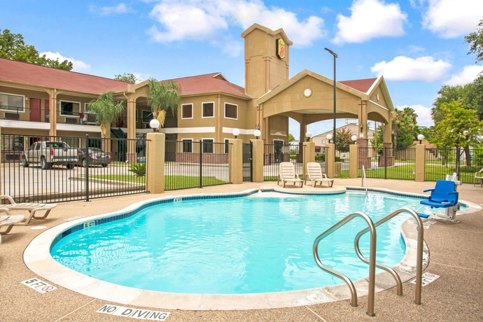 Imagen de la piscina del Hotel Super 8 By Wyndham Houston/brookhollow Nw. Foto 15