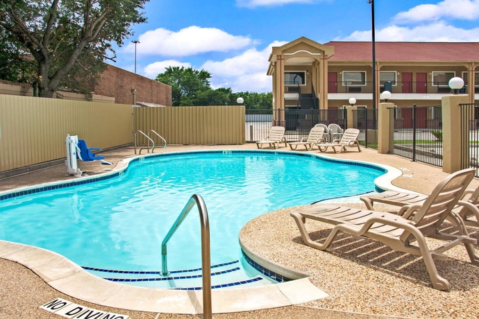 Imagen de la piscina del Hotel Super 8 By Wyndham Houston/brookhollow Nw. Foto 16