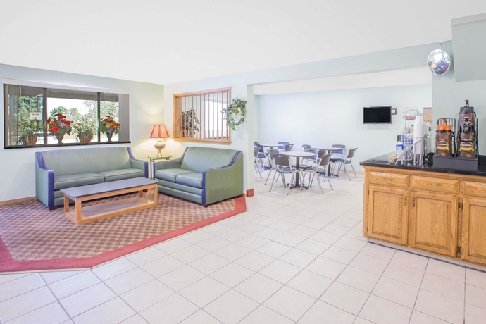 Imagen de los interiores del Hotel Super 8 By Wyndham Howe. Foto 19